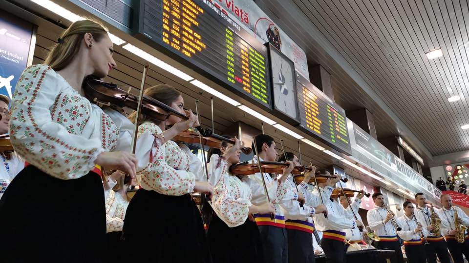 FOTO/ VIDEO. Pasagerii s-au prins în Hora Unirii, în Aeroportul Otopeni. Reprezentaţii de dans şi muzică populară, de Ziua Naţională a României