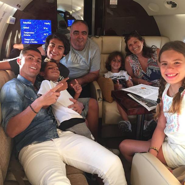 N-au loc unul de altul nici în vacanță! Messi și Ronaldo și-au ciocnit yacht-urile la Ibiza / GALERIE FOTO