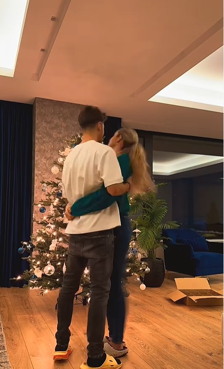 Imagini din sufrageria lui Sebastian Dobrincu, decorată de Crăciun. Unde a plecat milionarul cu Otniela Sandu după ce au împodobit bradul