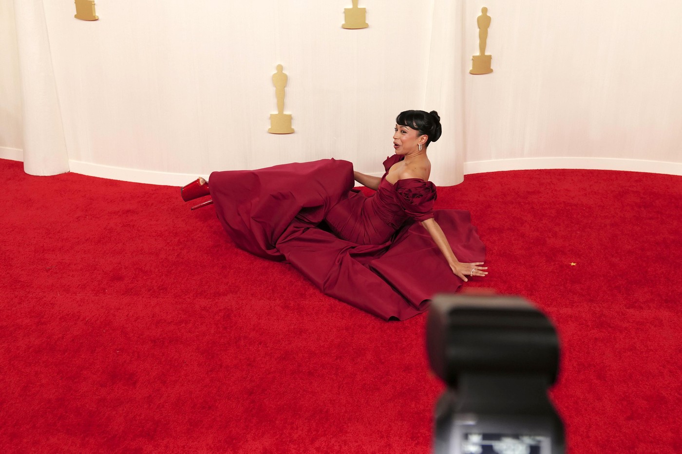 Actrița care a căzut pe covorul roșu de la Oscar 2024. Iată momentul în care Liza Koshy se împiedică din cauza rochiei | VIDEO