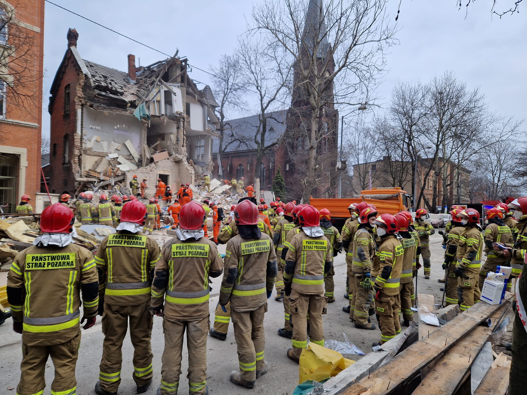 Explozie la instalația de gaz a unei case parohiale din Katowice. Doi oameni au fost găsiți morți sub dărâmături