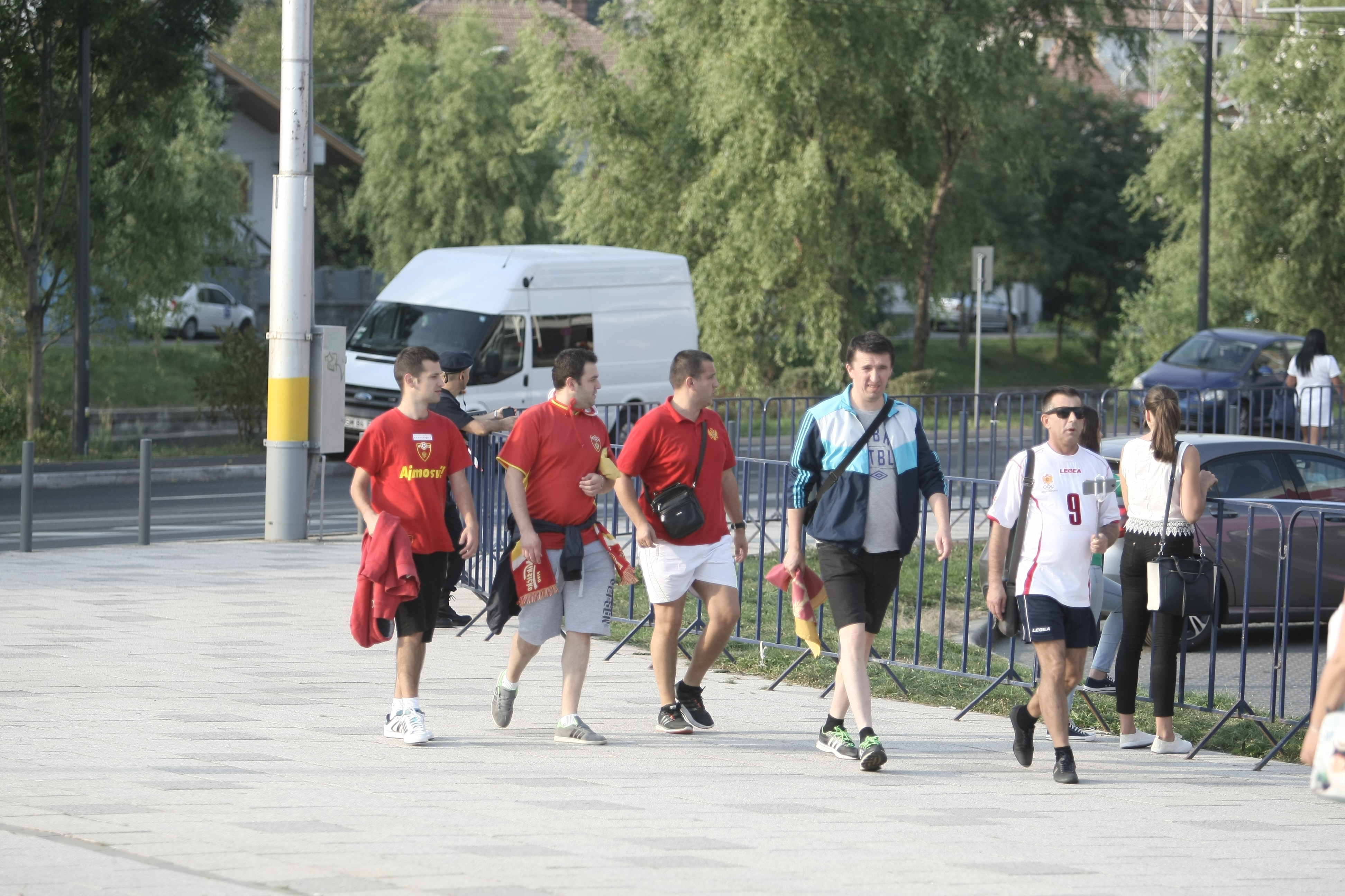 România - Muntenegru (duminică, ora 21.45). Clujul este în galben! Fanii tricolorilor dau năvală la stadion. Sunt și suporteri ai oaspeților / GALERIE FOTO