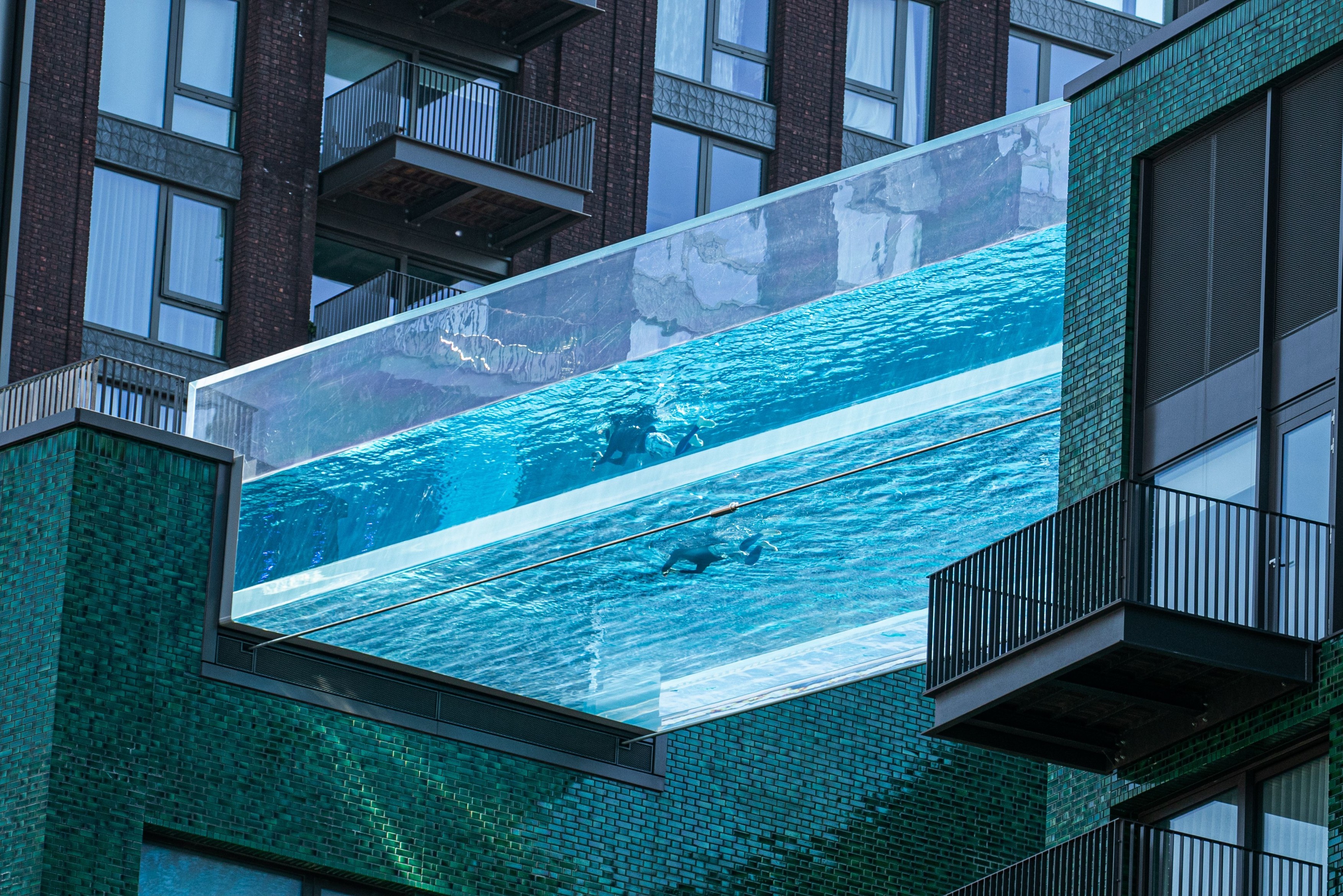 Cum arată piscina unicat din Londra, construită la 35 m înălțime, între două blocuri