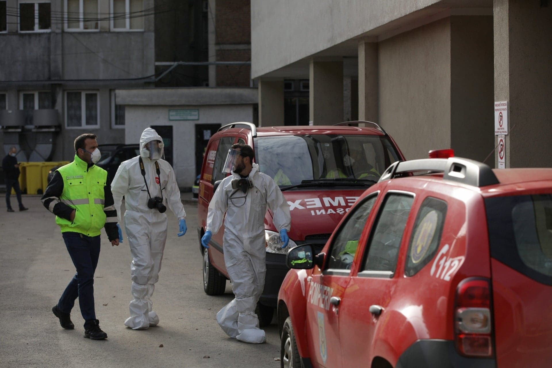 VIDEO | Imaginile durerii la Piatra Neamț. Rudele victimelor au venit la spital să-și ia acasă morții