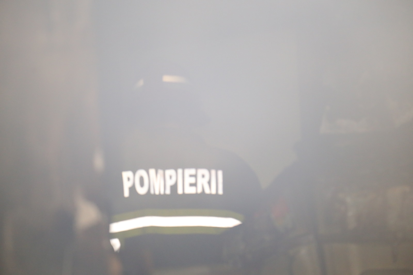 Zeci de oameni, evacuați în urma unui incendiu în București, pe bulevardul Râmnicu Sărat