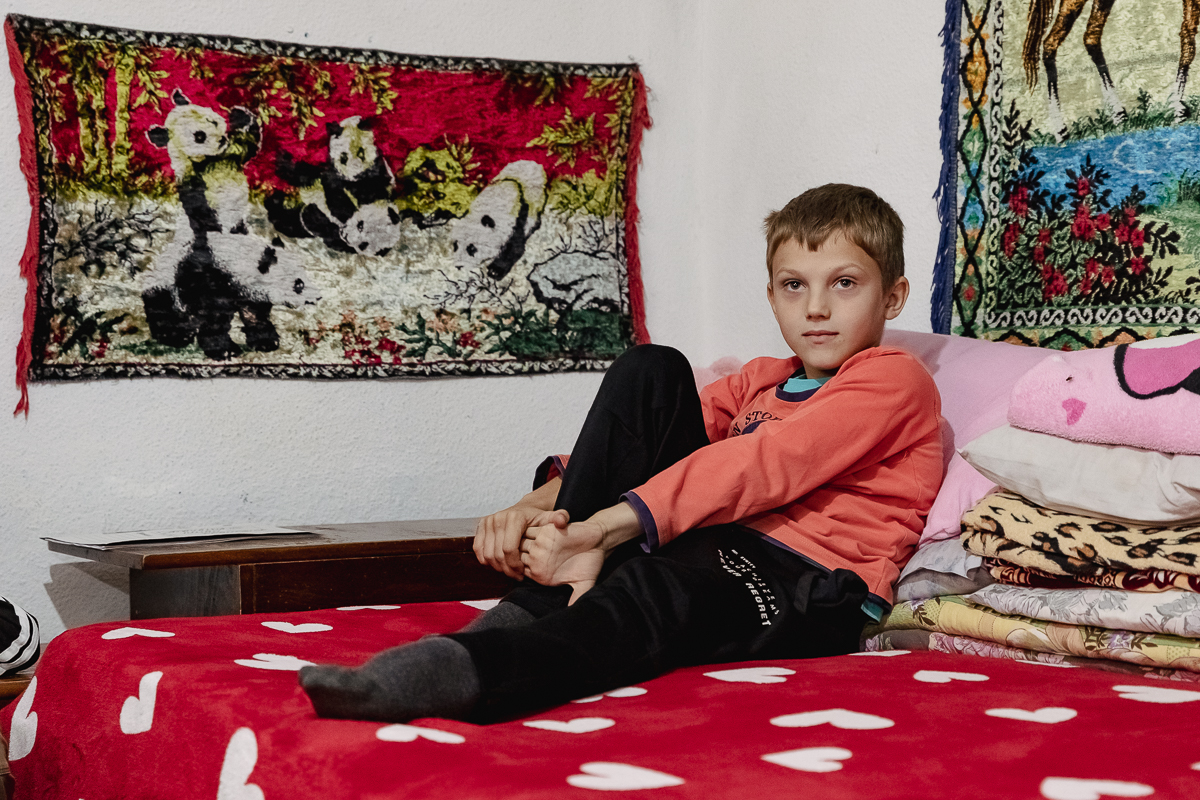 REPORTAJ. Noul proiect caritabil al părintelui Balaban: casă renovată pentru o familie cu patru copii, dintre care unul bolnav