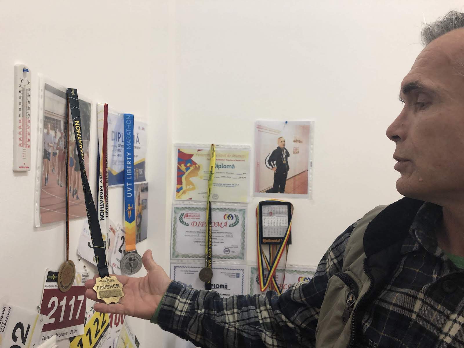 FOTO/ Petrece sărbătorile într-un centru social. Campionul la atletism Gheorghe Frecățeanu a pierdut tot