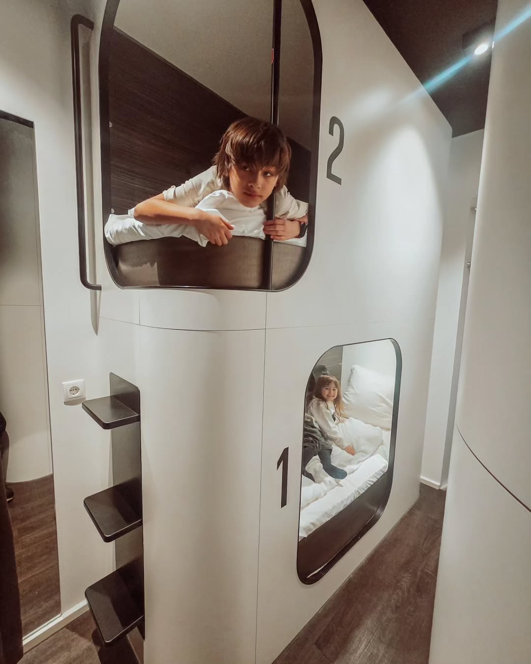 Dana Rogoz, vacanță de neuitat. Cum arată hotelul din Copenhaga în care s-a cazat cu familia: „Seamănă cu o cușetă de tren”