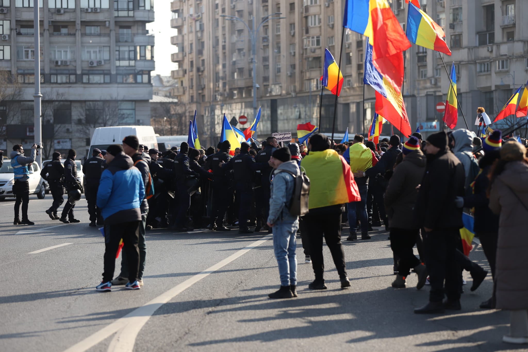 Protestatarii chemați de Călin Georgescu în Piața Victoriei s-au ciocnit cu jandarmii, în fața Guvernului, și au aruncat cu petarde