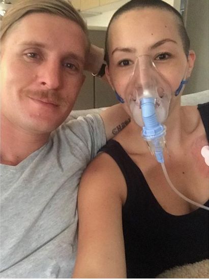 FOTO | O tânără a mințit pe internet că are cancer pentru a strânge bani. Imaginile prin care a reușit să stârnească mila oamenilor