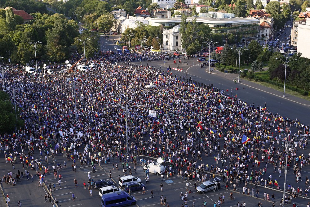 LIVE TEXT/ Mitingul diasporei, în Piața Victoriei. Război total între jandarmi și huligani (FOTO&VIDEO)