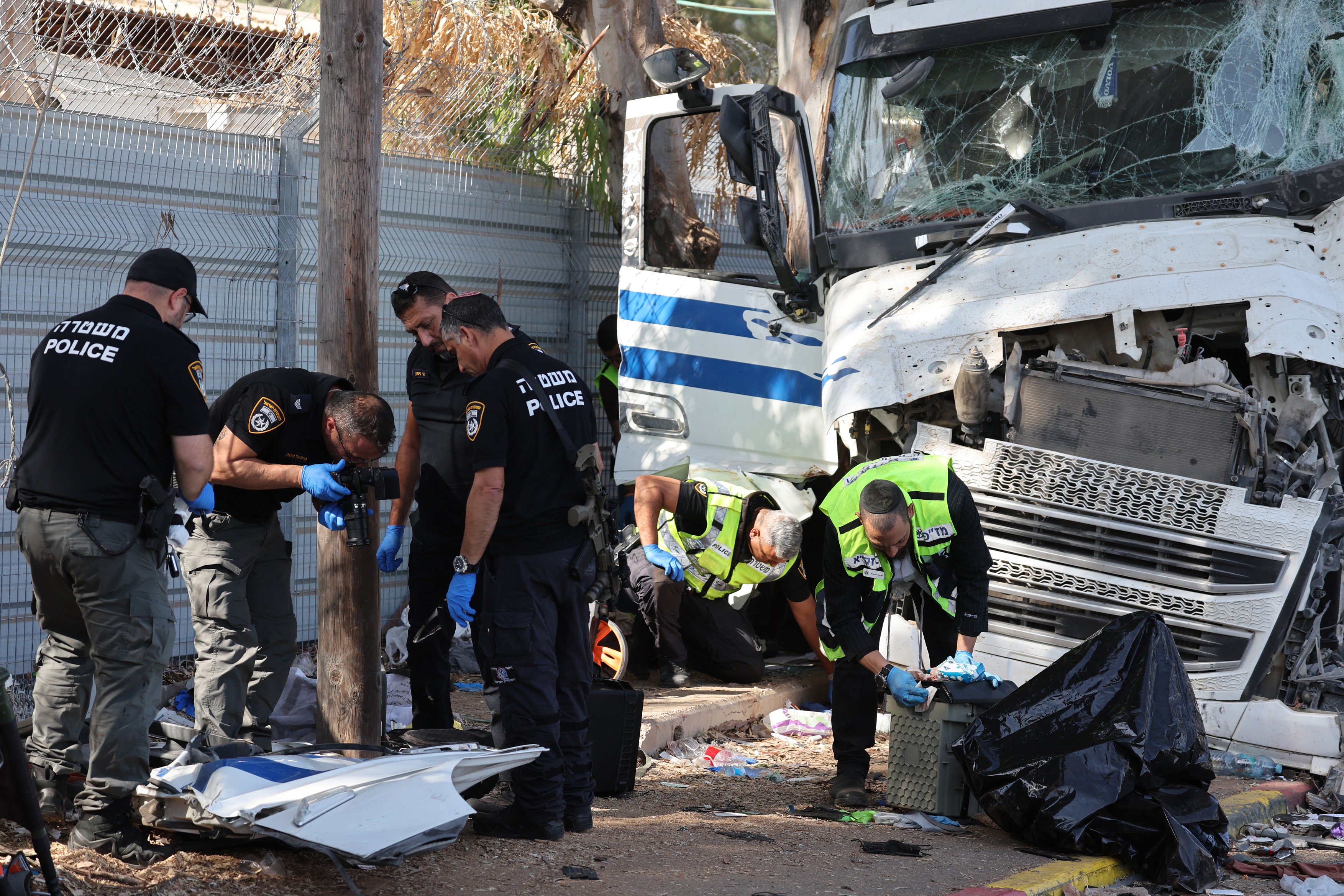 Posibil atac terorist lângă Tel Aviv, aproape de sediul Mossad. Zeci de răniți, după ce un camion a intrat într-o stație de autobuz | VIDEO