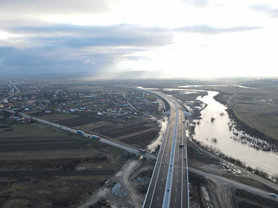 Drumul Cluj-Târgu Mureș se parcurge de joi pe autostradă. Un tronson din A3 a fost finalizat cu 8 luni înainte de termen