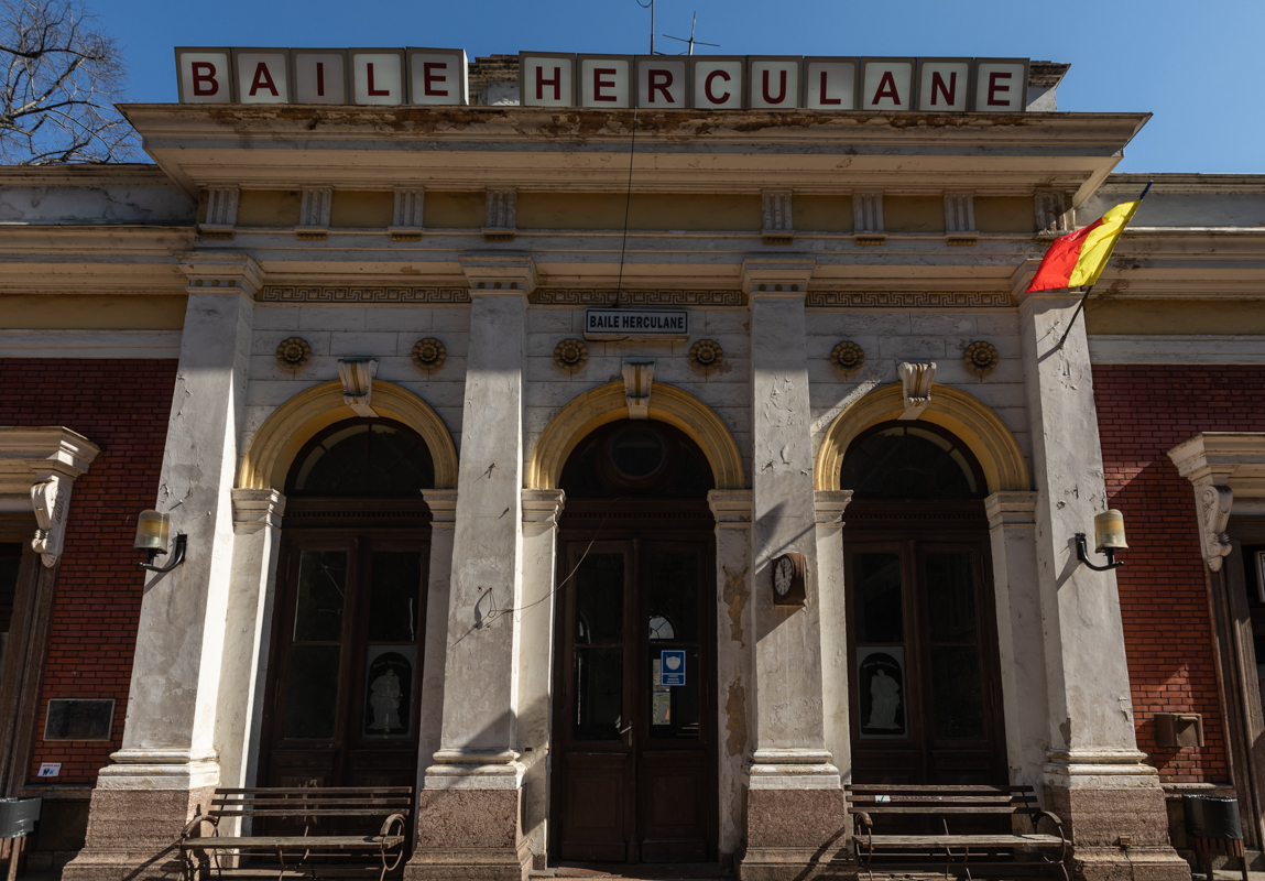 Cum au dispărut ornamentele din Baia Neptun de la Herculane, pe care un grup de tineri încearcă să o salveze. „Dacă te uiți prin oraș, o să le vezi montate pe case, pe balcoane”