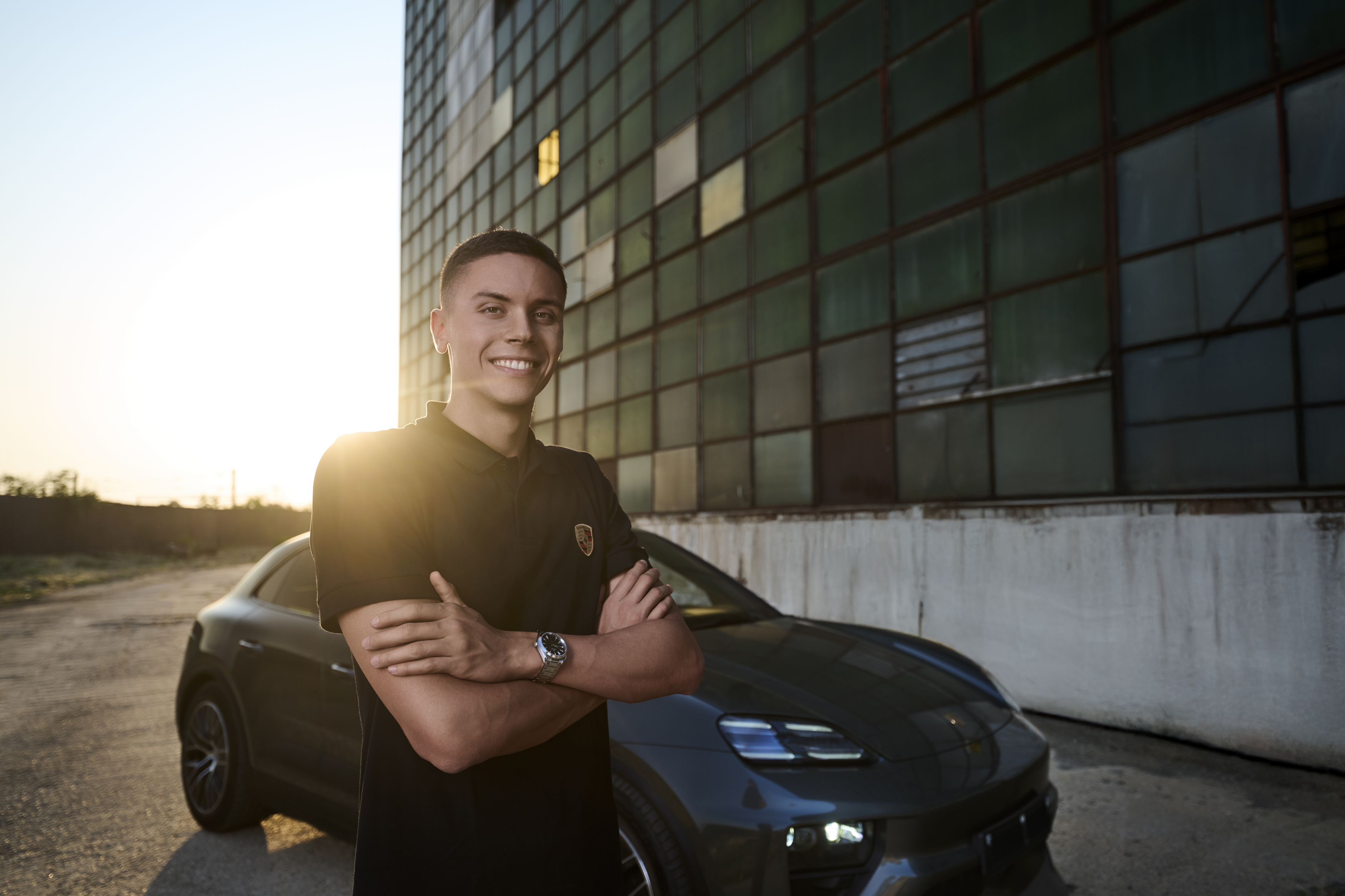 David Popovici a semnat un nou parteneriat: ședință foto specială pe străzile din București cu un Porsche Macan Electric