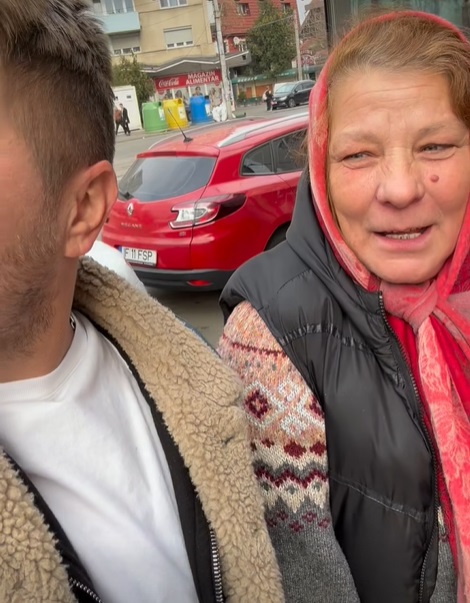 Soacra lui Codin Maticiuc vinde flori în București. Cu basma pe cap și zâmbetul pe buze, doamna Paula s-a bucurat că ginerele a vizitat-o la muncă