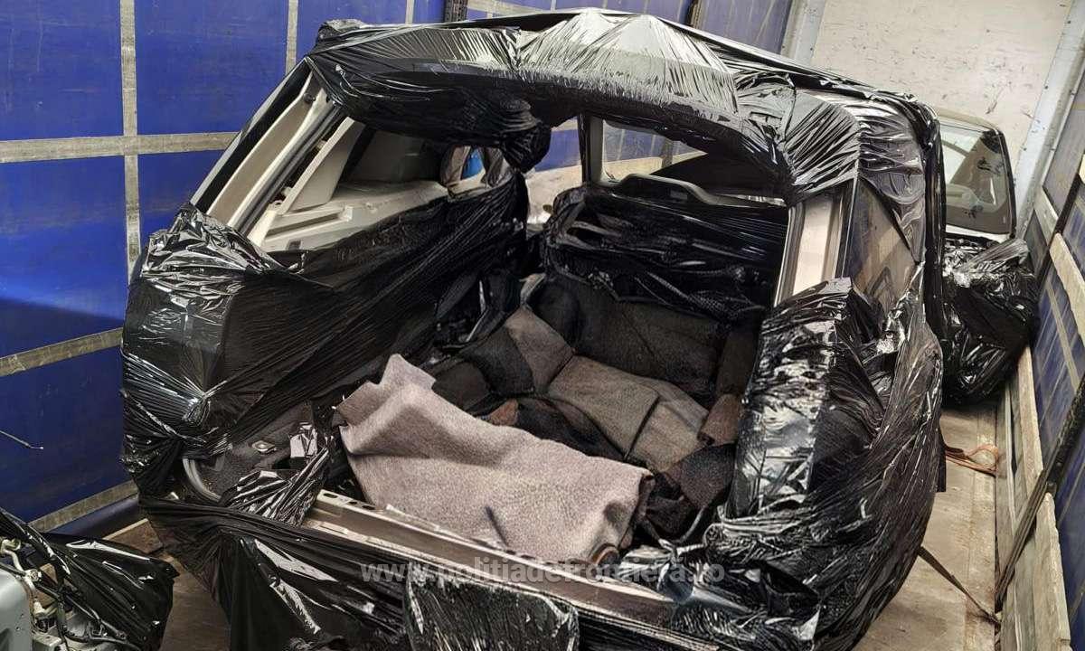 Au demontat trei mașini, furate din Germania și Suedia, în valoare de 320.000 de euro, și au încercat să le introducă în România drept „piese auto uzate”