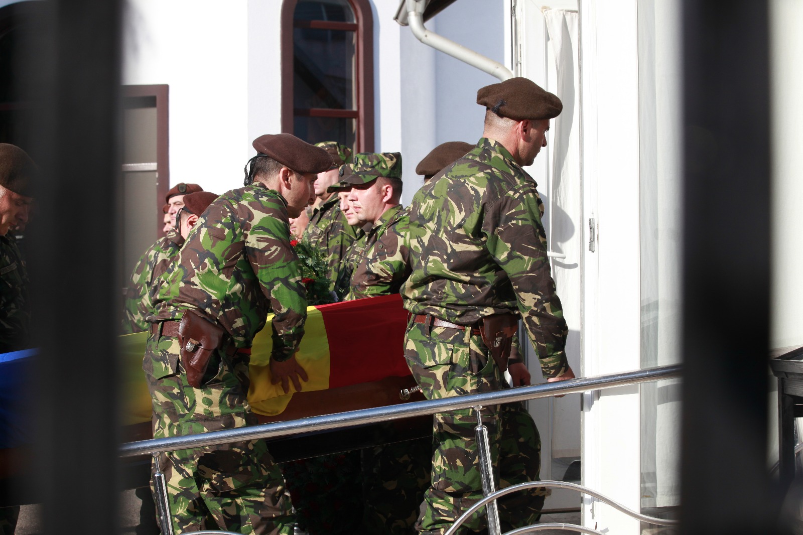 GALERIE FOTO: Sicriul cu trupul neînsuflețit al militarului Mădălin Stoica ucis în Afganistan, depus la Buzău. Mama și soția militarului, împietrite de durere
