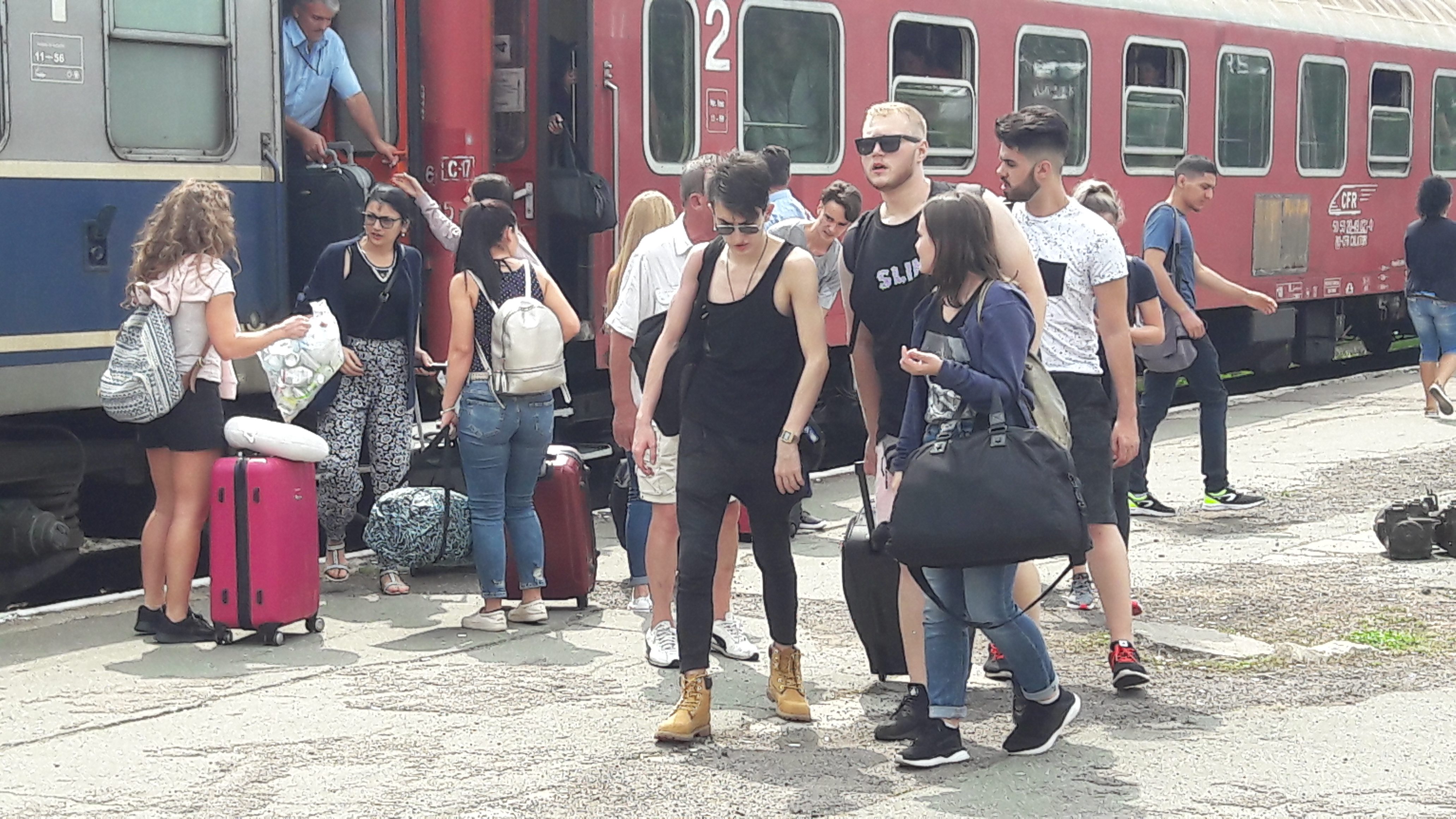 Aventura la Neversea 2018. În Gara Constanța turiștii sunt întâmpinați de taximetriștii puși pe jecmăneală și de șuții ”cu mâini agere”