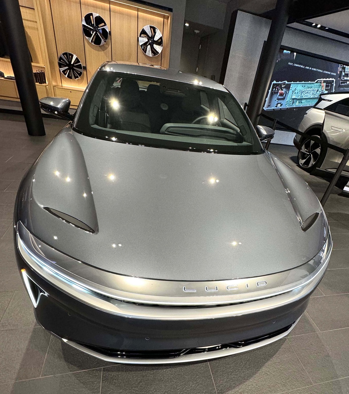 „Singura mașină de acest gen din Polonia a ars!” O limuzină electrică americană Lucid Air a luat foc în Varșovia | VIDEO