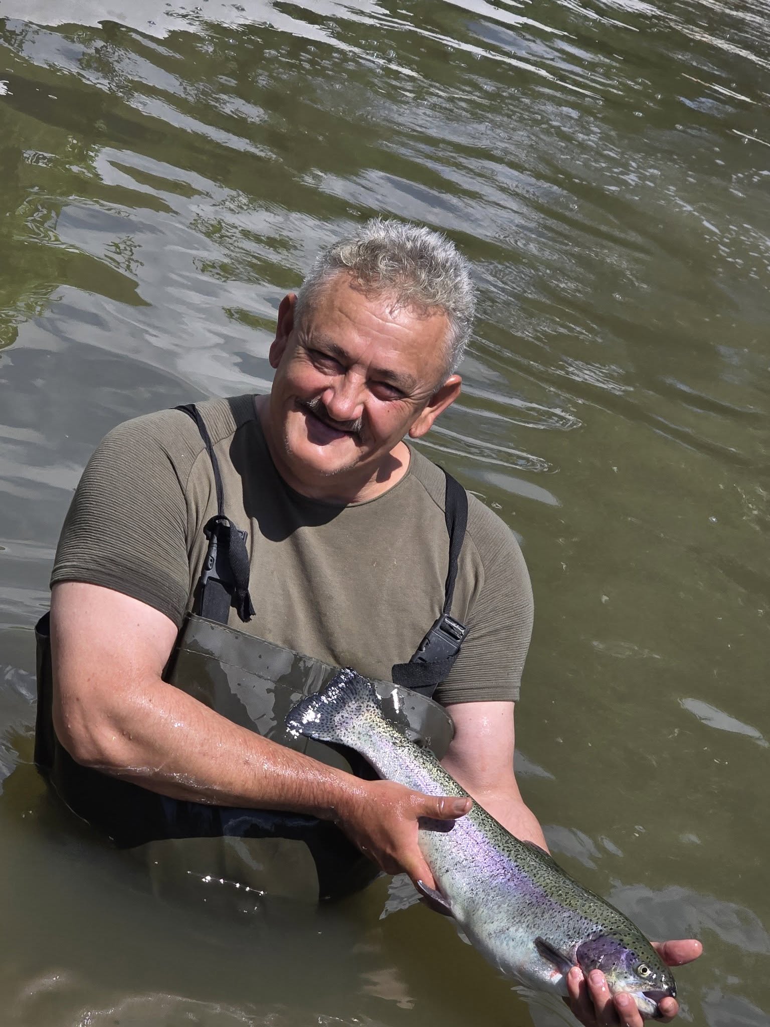 Ovidiu Farcaș, un sibian din Dârlos, și-a săpat un lac în propria curte pentru că îi plăcea pescuitul