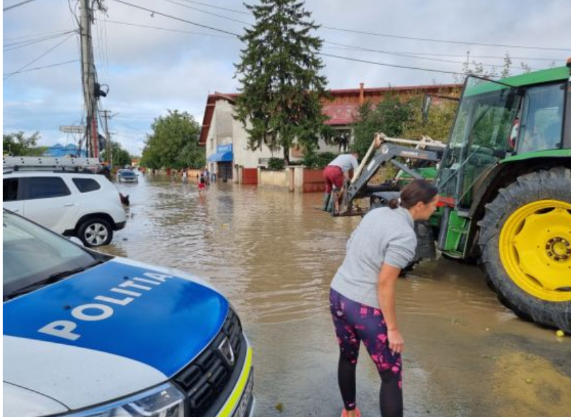 Zeci de gospodării și străzi din Brașov, inundate. Un pod din Vrancea, distrus de viitură
