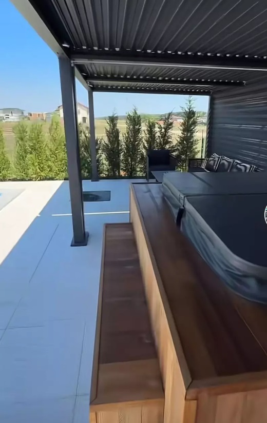 Imagini cu vila lui Marcel Andrei de la „Insula Iubirii”. Casa are trei dormitoare, dar și piscină și jacuzzi