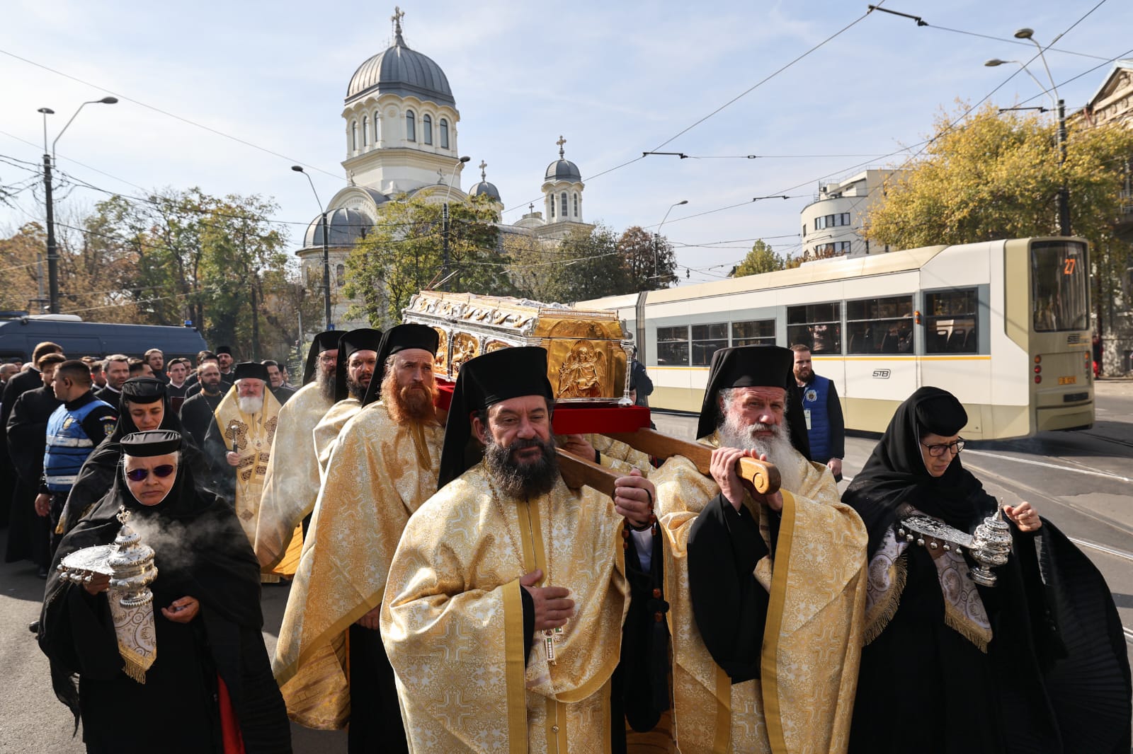 Procesiune religioasă în București, cu moaştele a cinci sfinți. Becali și Simion printre participanți. Programul sărbătorii Sfântului Dimitrie cel Nou