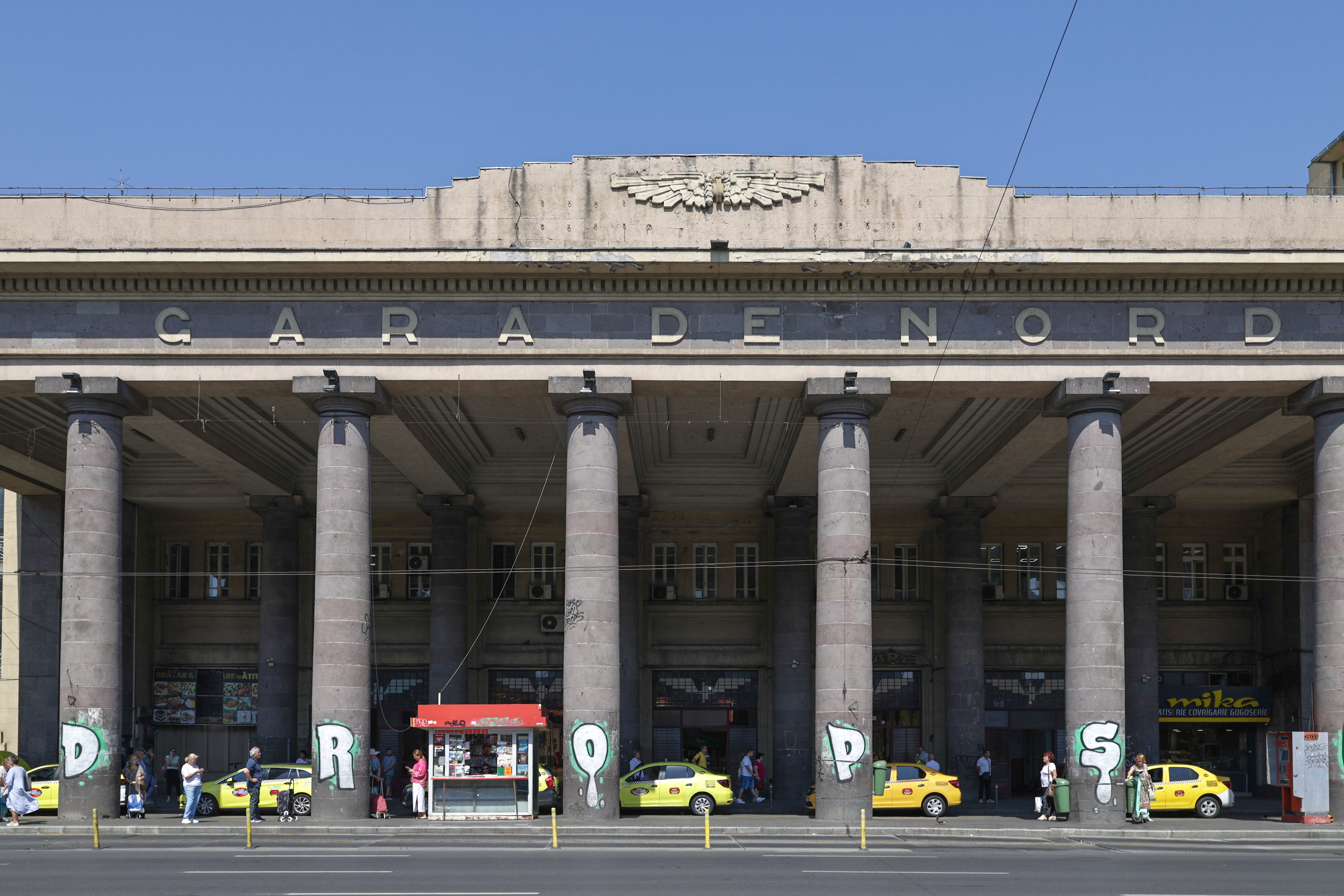 Icoane, merdenele și chiloți. Între istorie și mizerie: ce s-a ales de una dintre cele mai importante clădiri din București