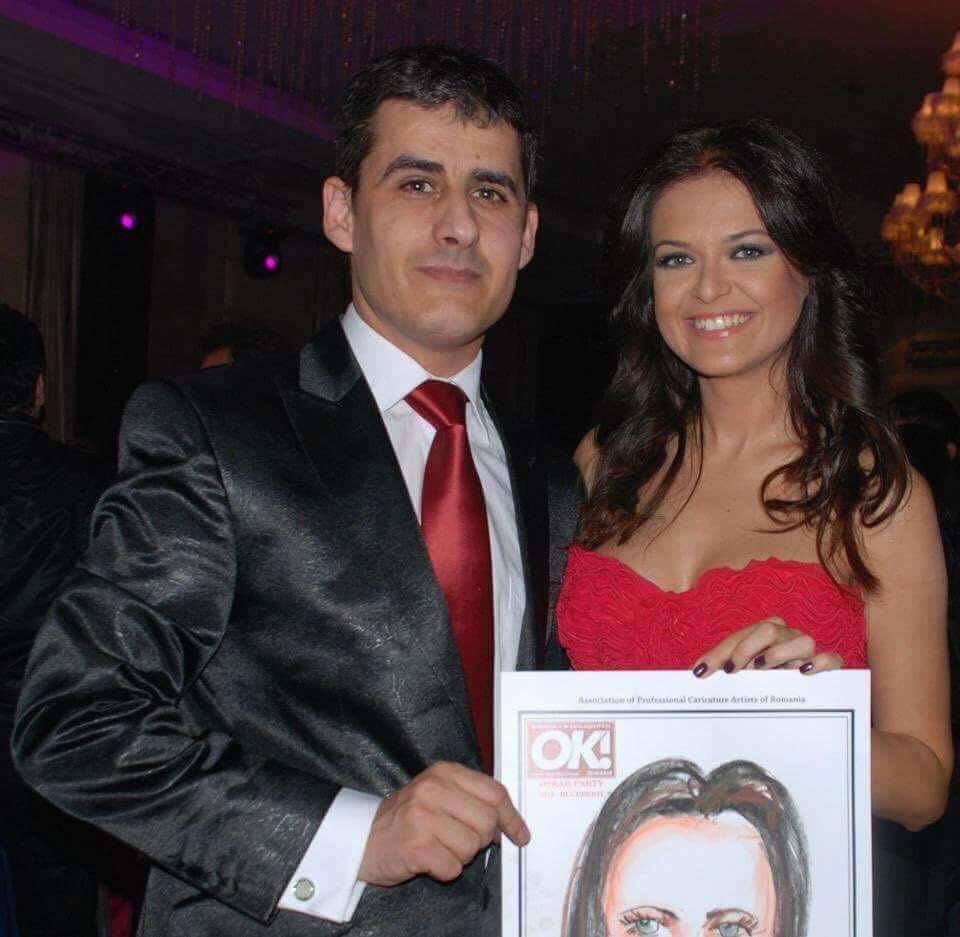VIDEO/”Caricaturistul vedetelor” desenează contra-cost la petreceri. Face 50 de euro în trei minute!