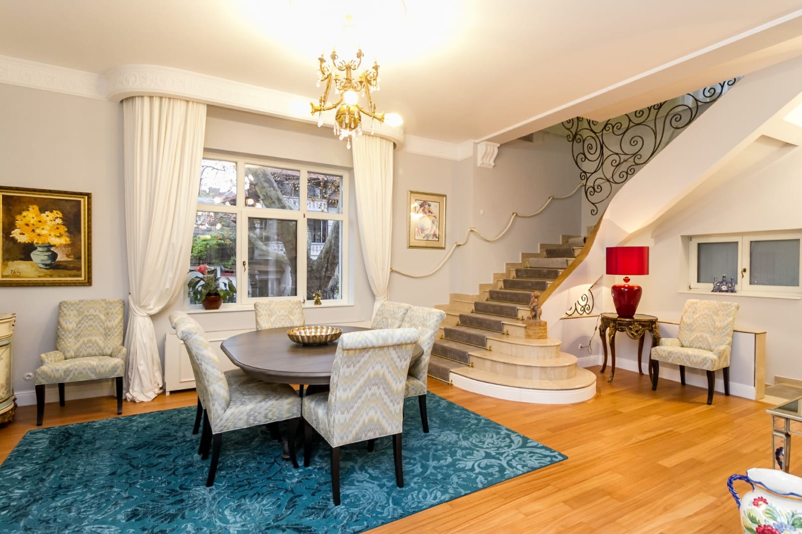 FOTO/ Cum arată vila dintr-o zonă de lux a Capitalei scoasă la vânzare cu aproape 2 milioane de euro