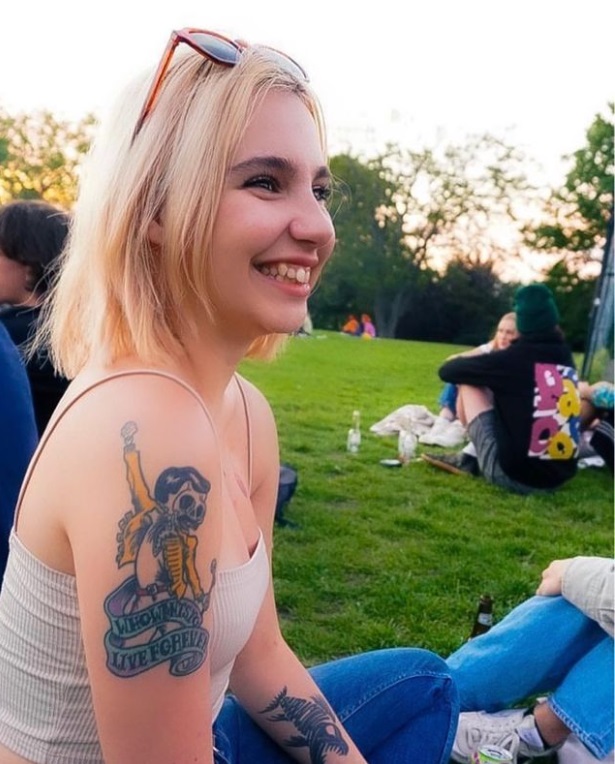 Teodora Buciu, care a câștigat „Vocea României” în 2016, s-a mutat în Londra. Are un nou nume de scenă și arată diferit