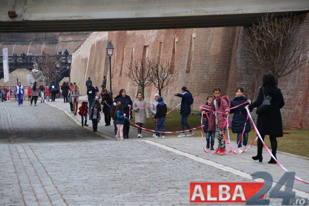 Cetatea Alba Carolina, înconjurată de un șnur de mărțișor uriaș. E lung de aproape 3 kilometri
