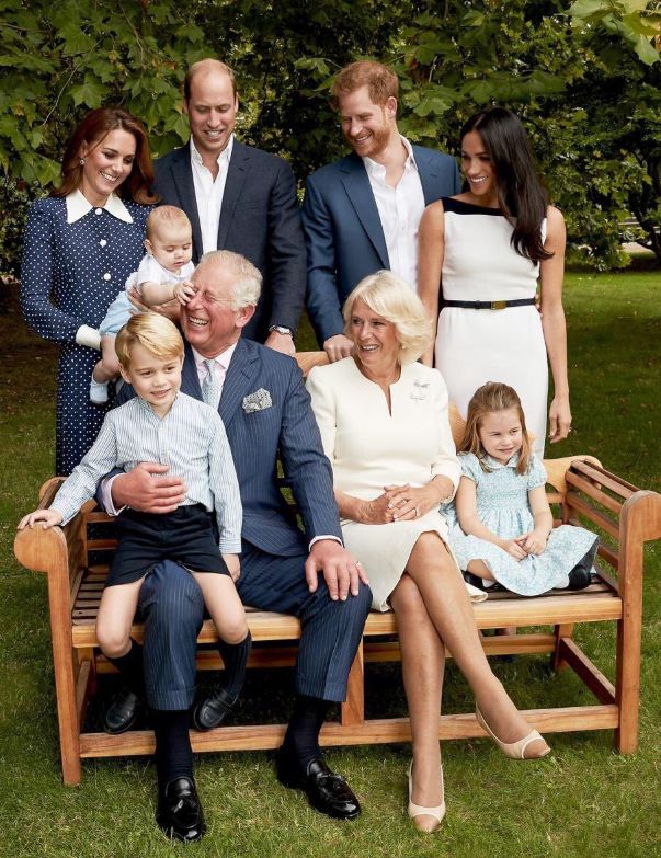 FOTO | Prințul Charles în ipostază de bunic. Fotografia alături de nepotul lui, Prințul Louis, a ajuns virală pe internet