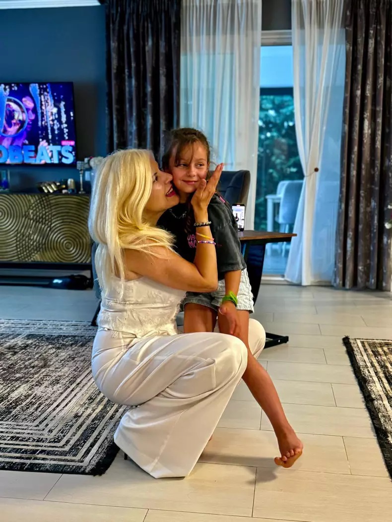 Elena Udrea, apariție spectaculoasă în rolul de nașă. Imagini cu rochia roșie cu trenă aleasă pentru marele eveniment