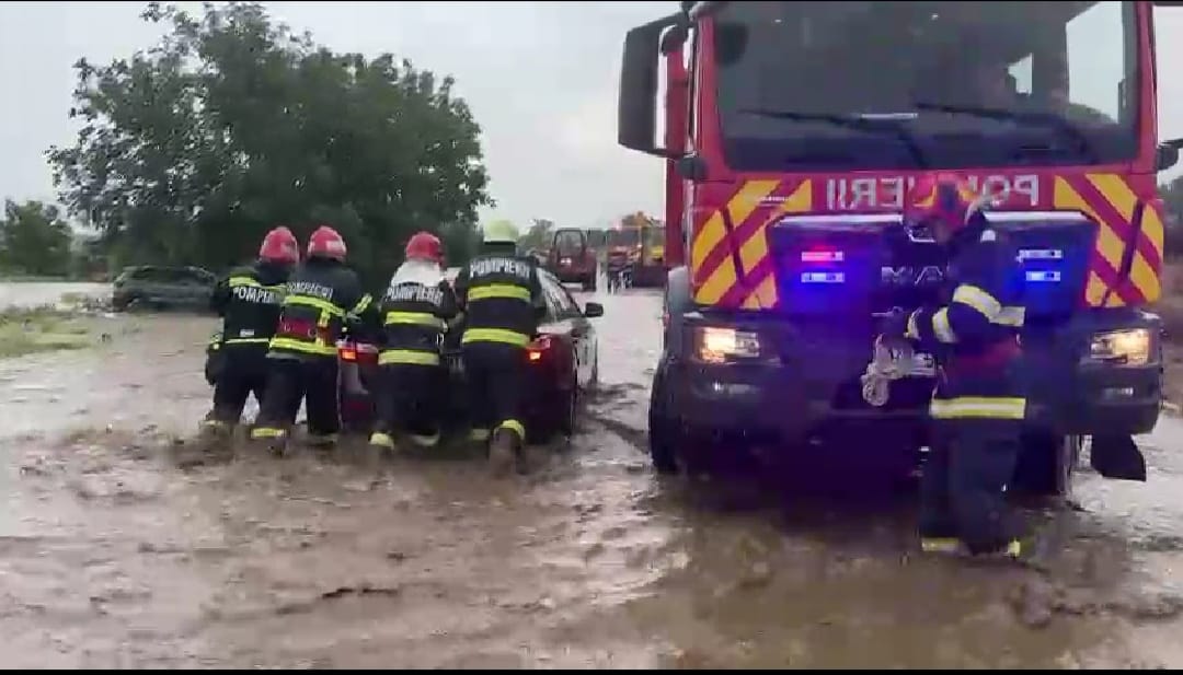 Mașini luate de viitură, pe un drum național din Tulcea. Localnicii anunțați prin RO-Alert să se pregătească de „o eventuală evacuare”