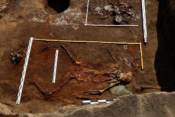 Descoperire arheologică unică în istorie. Ce se afla în mormântul a trei generații de amazoane