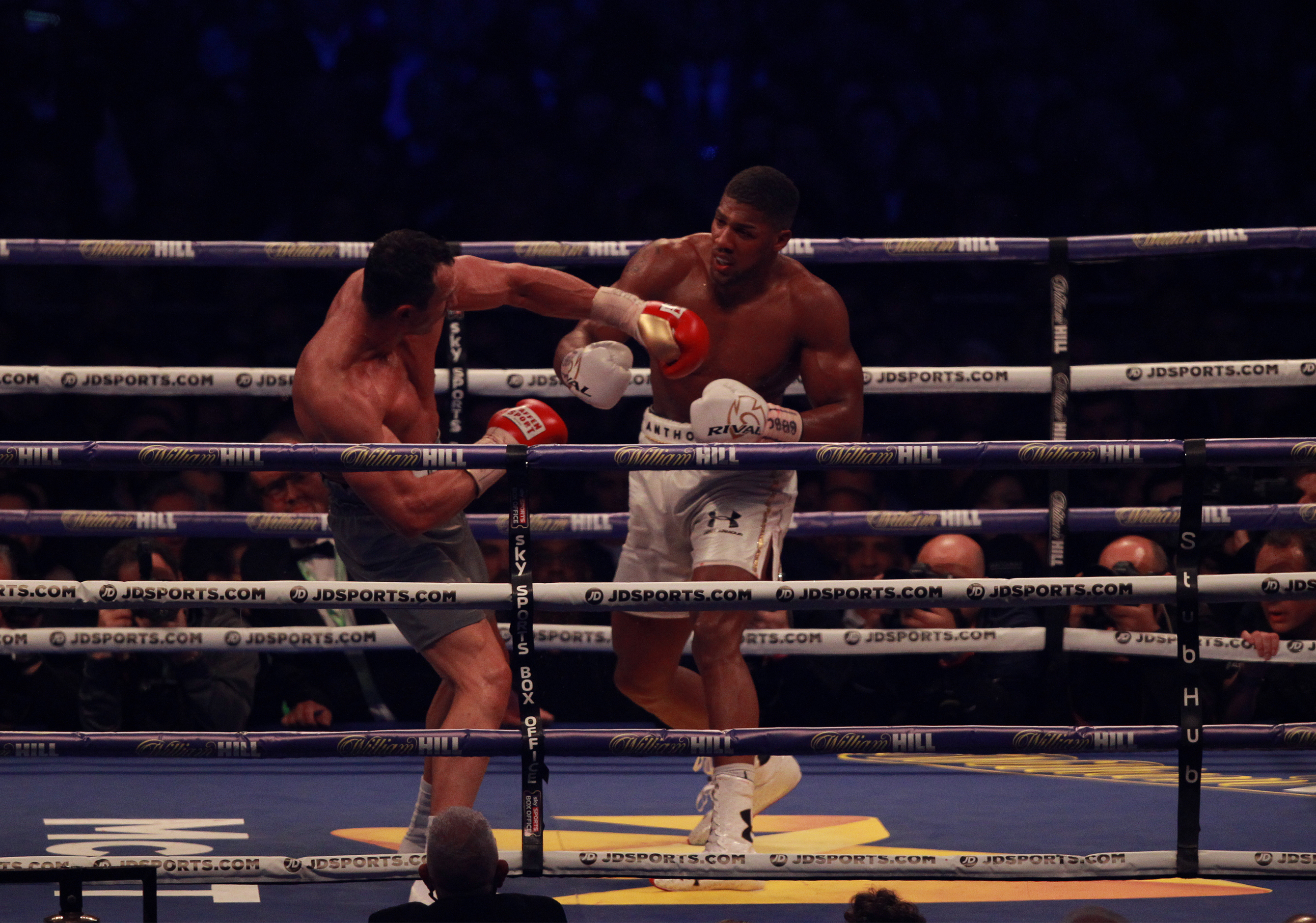 Anthony Joshua l-a făcut KO pe Vladimir Klitschko! Britanicul are titlurile mondiale IBF, WBA și IBO | FOTO&VIDEO