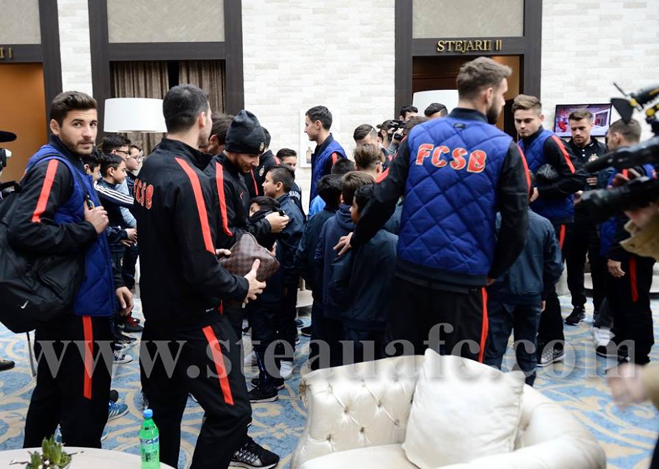 Steliștii, vizitați de copiii de la Școala Socială de Fotbal. Apoi TRX! ^De mâine, stagiu în Turcia. Bourceanu n-a plecat!/ FOTO&VIDEO