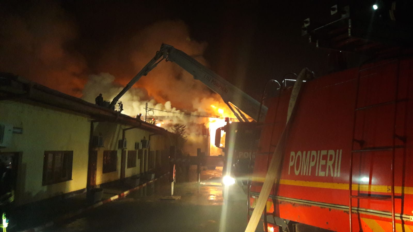 Incendiu de proporții la o clădire a Administraţiei Lacuri Parcuri Agrement de pe Şoseaua Bucureşti-Ploieşti