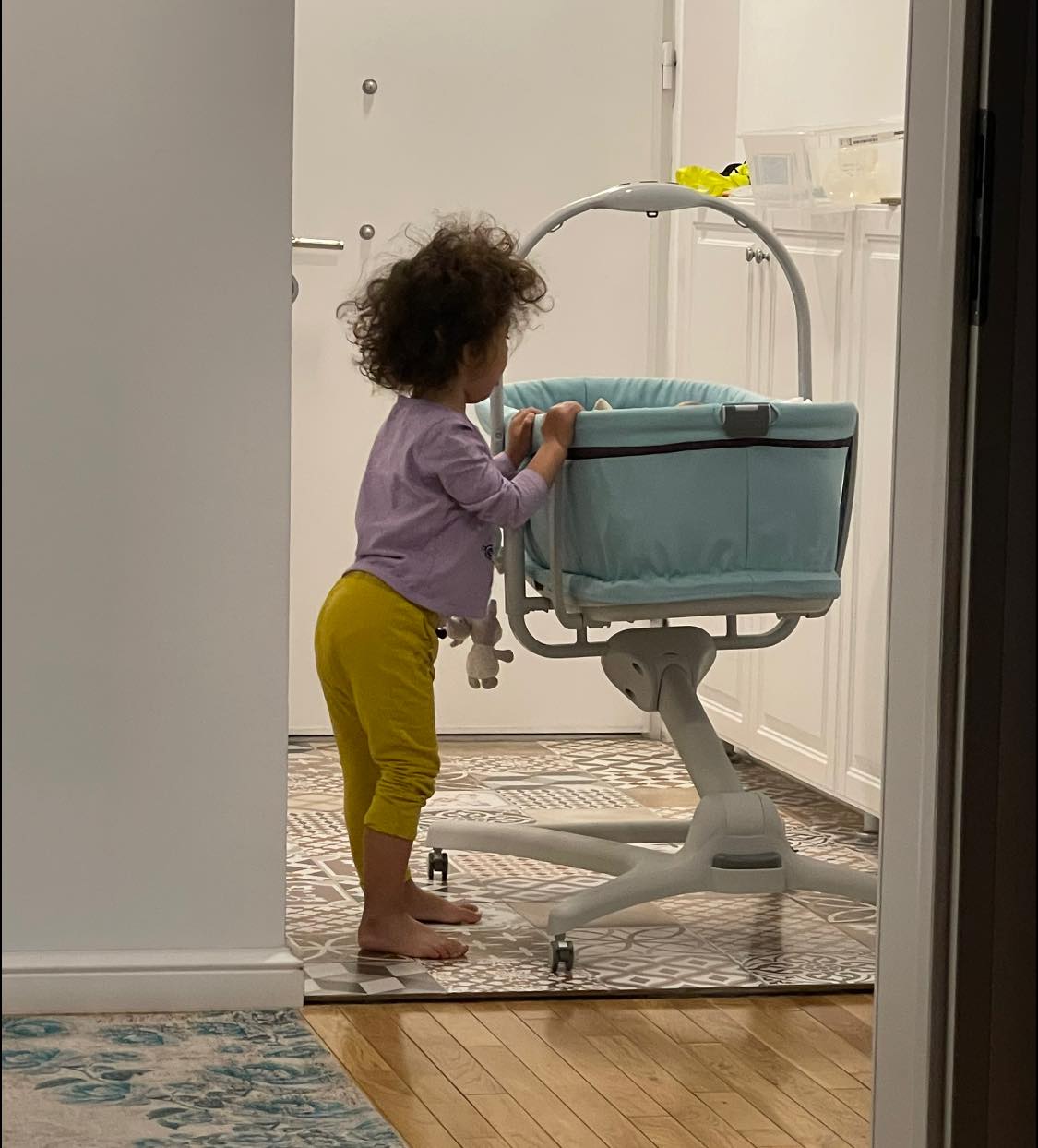 Imagini din casa în care Cabral locuiește cu Andreea Ibacka. Camera copiilor e în culori pastel și cu mobilă făcută pe comandă