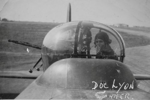 FOTO | Reuniune emoționantă. După 76 de ani, s-a întâlnit cu copiii celui pe care l-a salvat dintr-un avion în flăcări