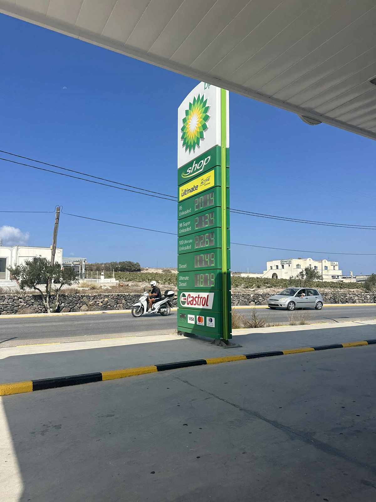 Care este diferența de preț la benzină și motorină între România și una dintre cele mai scumpe insule din Grecia? Destinația are anual aproximativ trei milioane de turiști