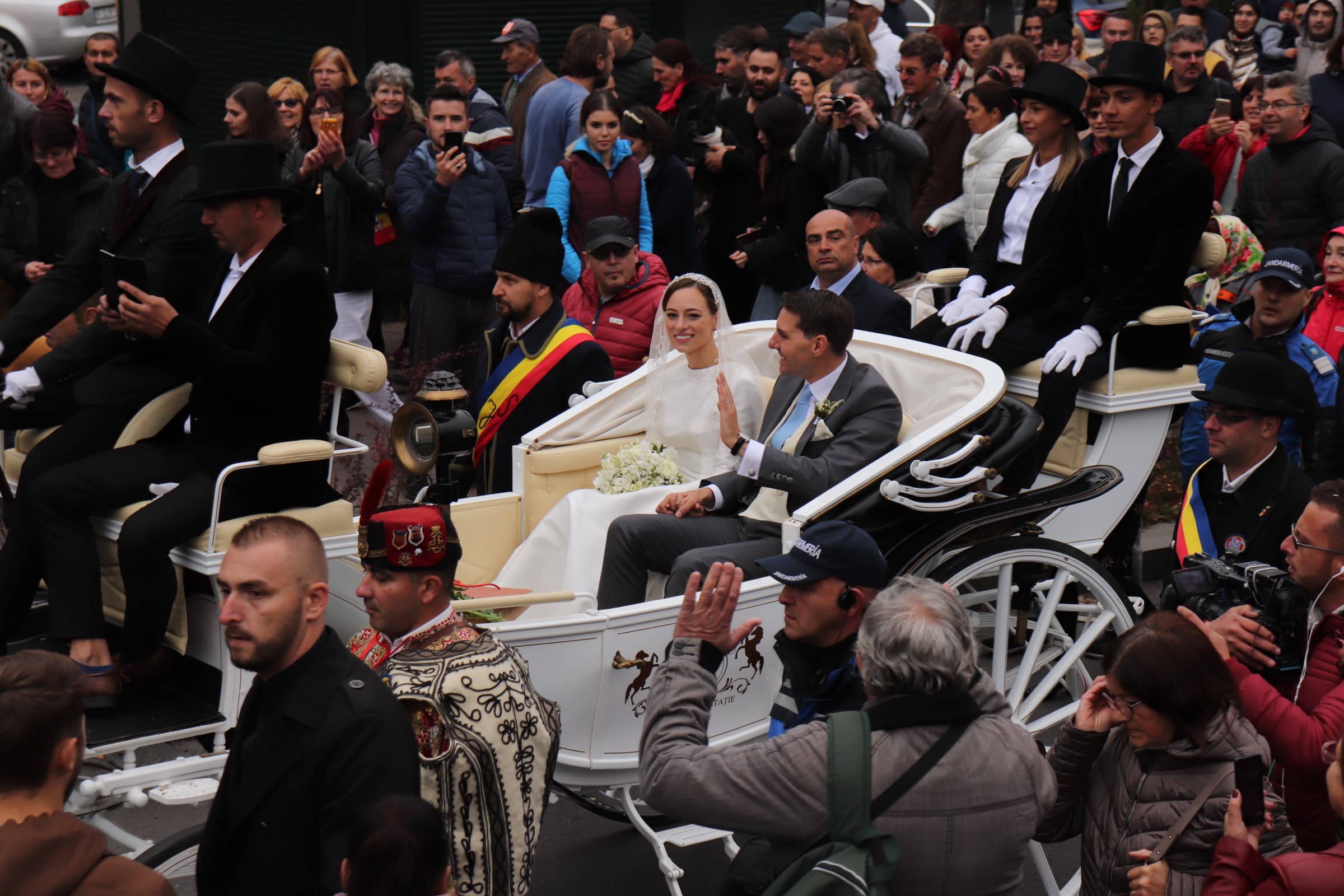 CORESPONDENȚĂ DIN SINAIA / Drumul mirilor prin oraș, în uralele publicului FOTO/VIDEO