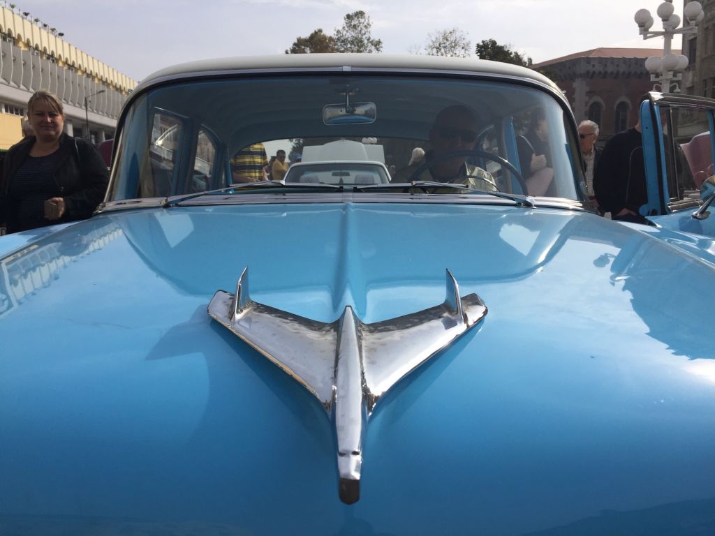 Mașina folosită de Robert Redford în filmul Havana, la Timișoara. E o replică, dar bijuteria a făcut furori printre iubitorii de mașini de epocă