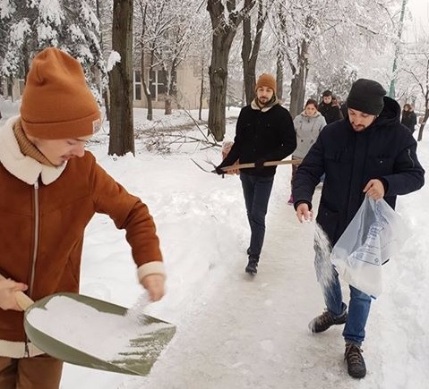 FOTO/ Studenții au ieșit să deszăpezească un trotuar de pe un bulevard din Timișoara pentru că s-au săturat să aștepte Primăria. Robu spune că s-a făcut "tot ce era omenește posibil"
