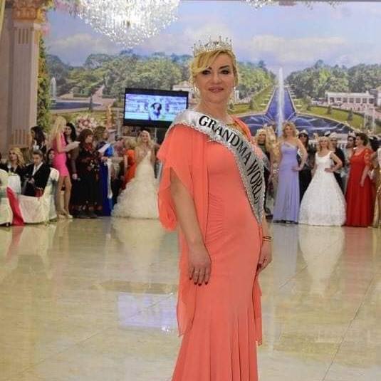 Cea mai frumoasă bunică din lume este o basarabeancă de 52 de ani. A crescut singură trei copii și a învins cancerul | FOTO&VIDEO