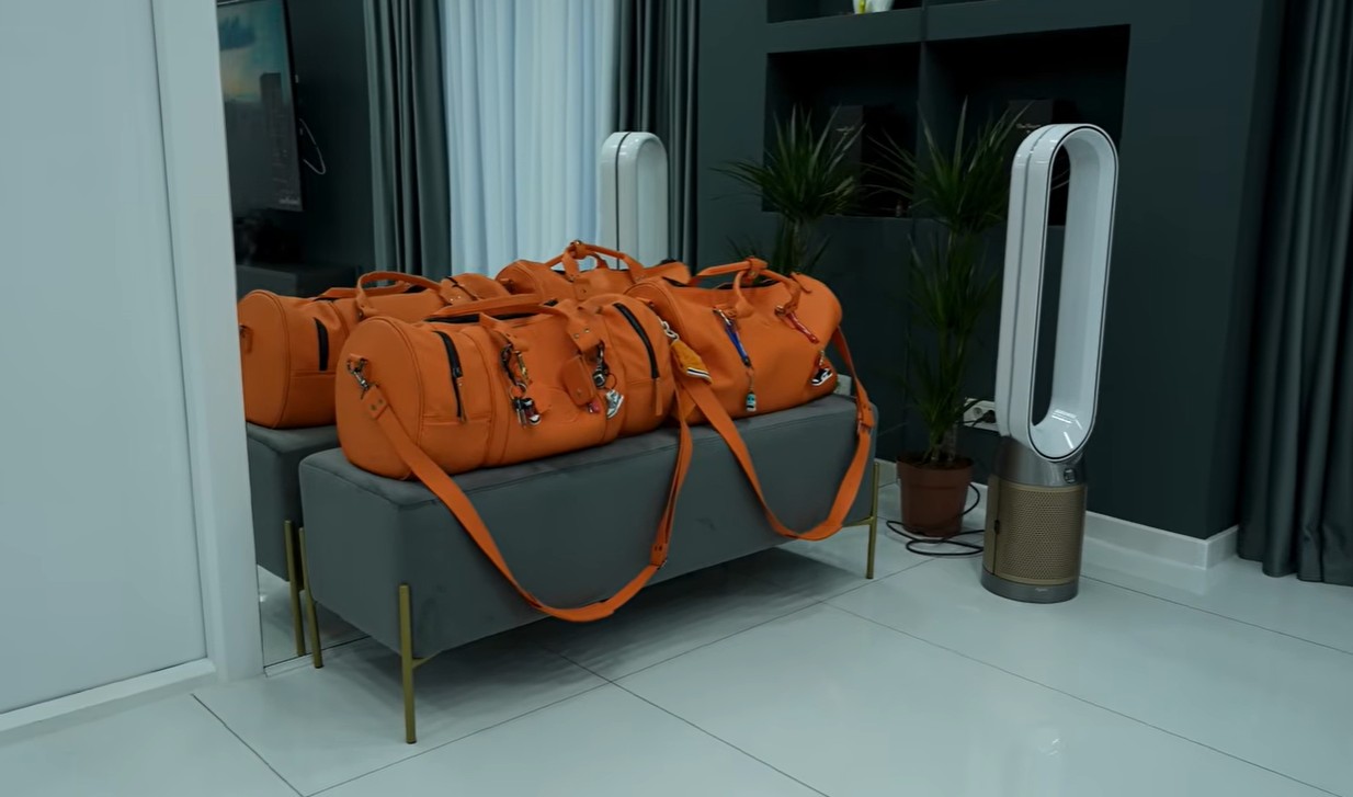 Imagini cu casa din Domnești în care locuiește Dorian Popa. Artistul a renovat-o complet