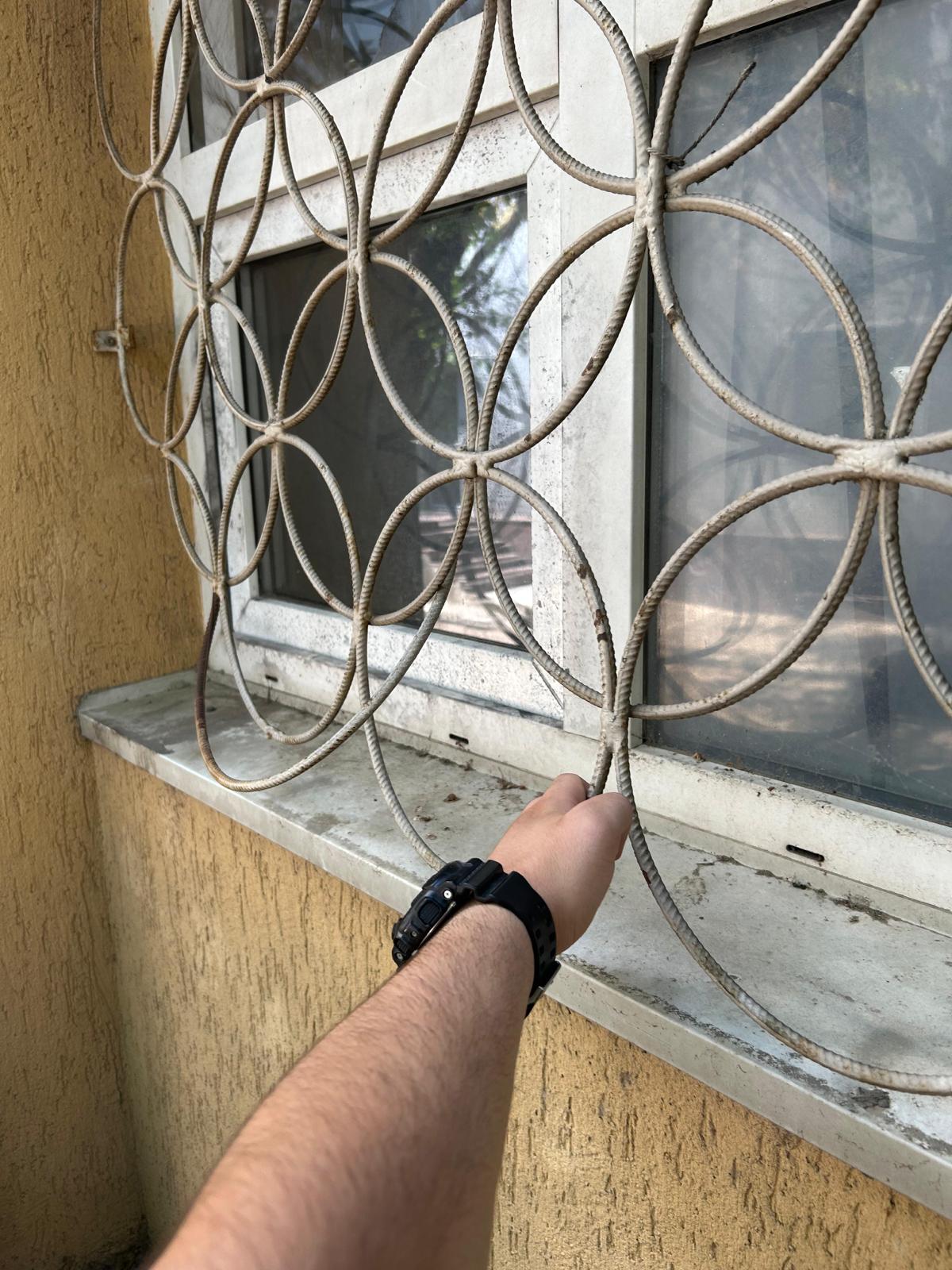 Cămin murdar, cu saltele pătate și gândaci pentru liceenii veniți în tabăra de vară a Universității din București. „Tu ai sta aici?”
