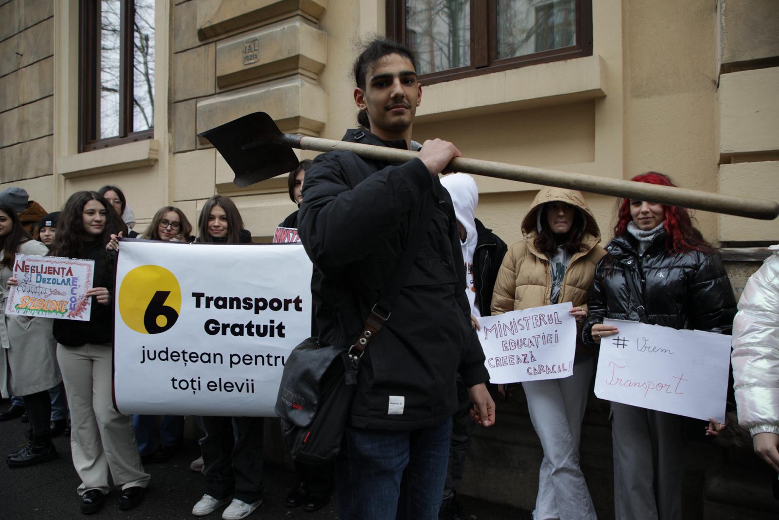 Elevii din 19 județe au rămas fără transport gratuit. Protest în fața Ministerului Educației: „E un drept fundamental să ajungi la școală”